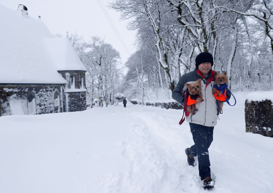 Escocia, Irlanda del Norte y el norte de Inglaterra sufren por tercer día consecutivo un temporal de nieve que está ocasionando cortes de carreteras e importantes retrasos.