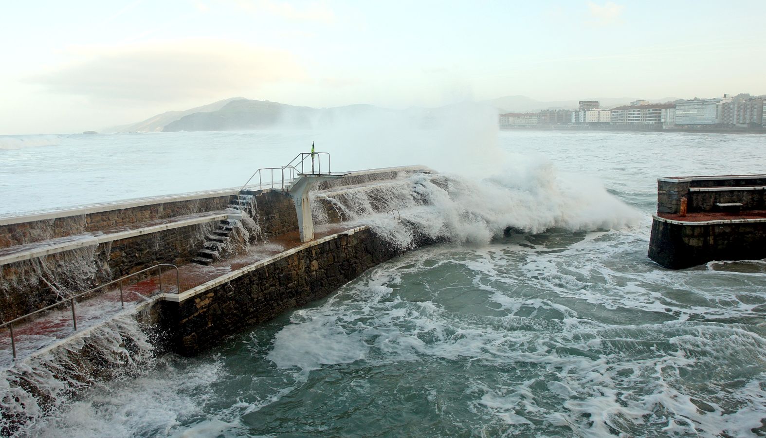 El espectáculo de las olas han dejado preciosas estampas en San Sebastián y Zarautz