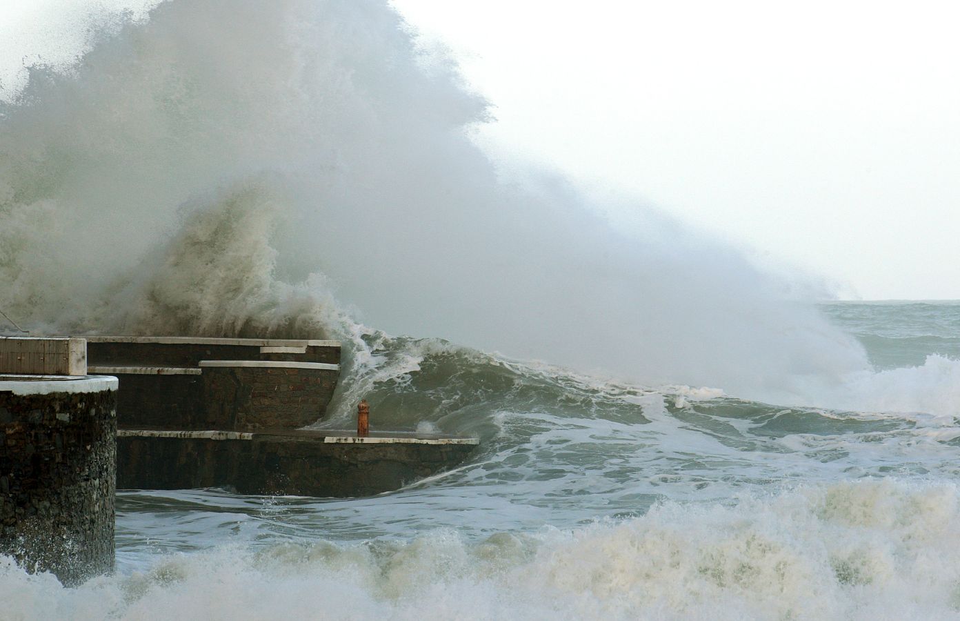 El espectáculo de las olas han dejado preciosas estampas en San Sebastián y Zarautz