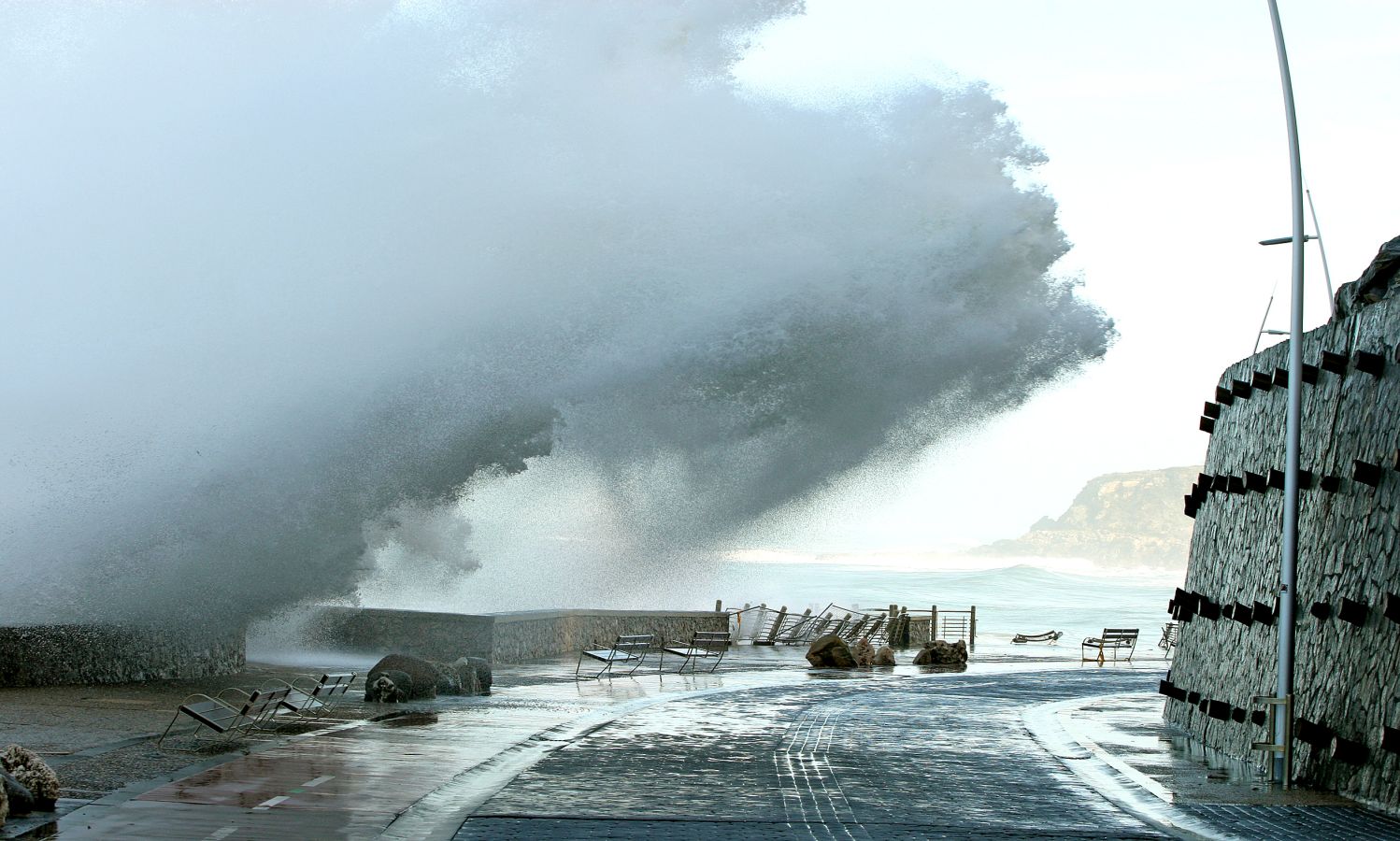 El espectáculo de las olas han dejado preciosas estampas en San Sebastián y Zarautz