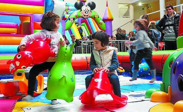 Diversión. Los niños disfrutaron del parque infantil en el frontón de la Ikastola ayer por la mañana, debido a que la lluvia impidió su montaje en la plaza Kalegoen. 