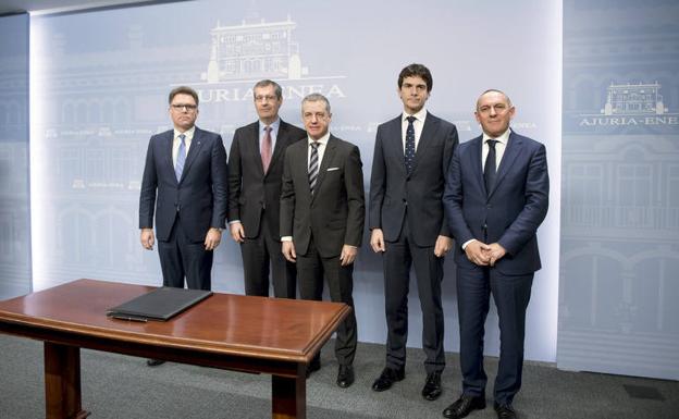 El lehendakari, con los tres diputados generales y el presidente de Eudel.