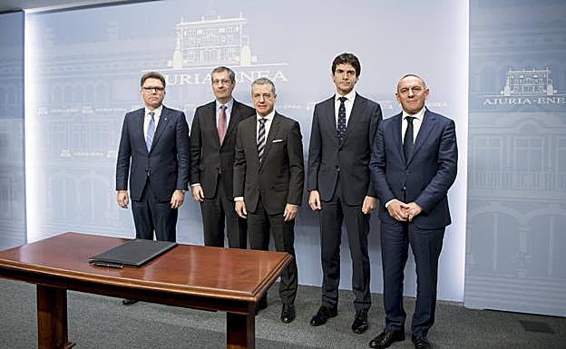 El lehendakari, con los tres diputados generales y el presidente de Eudel. / IREKIA