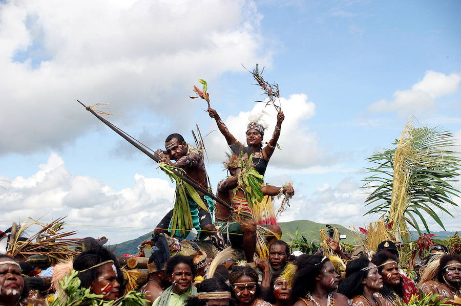 •Papua Ginea Berria da hizkuntza-dibertsitate handiena duen herrialdea. Argazkian, papuarrak dantza jaialdi batean.