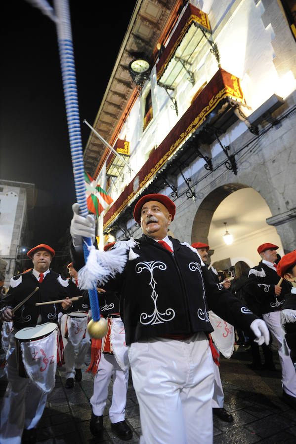Azpeitia vuelve a unirse en la fiesta de San Sebastián donde los tambores suenan a un mismo tiempo y llenan de colorido la localidad.