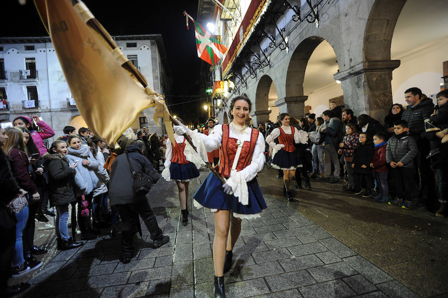 Azpeitia vuelve a unirse en la fiesta de San Sebastián donde los tambores suenan a un mismo tiempo y llenan de colorido la localidad.