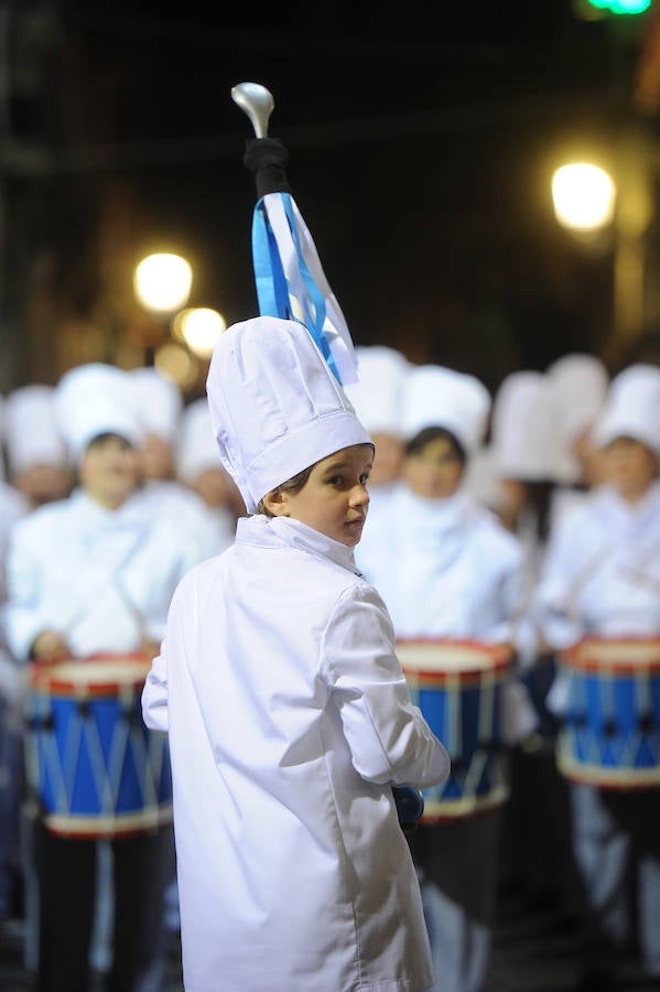 Azpeitia vuelve a unirse en la fiesta de San Sebastián donde los tambores suenan a un mismo tiempo y llenan de colorido la localidad.