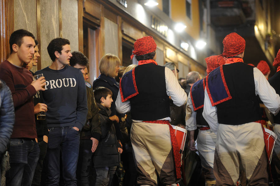 Azpeitia vuelve a unirse en la fiesta de San Sebastián donde los tambores suenan a un mismo tiempo y llenan de colorido la localidad.
