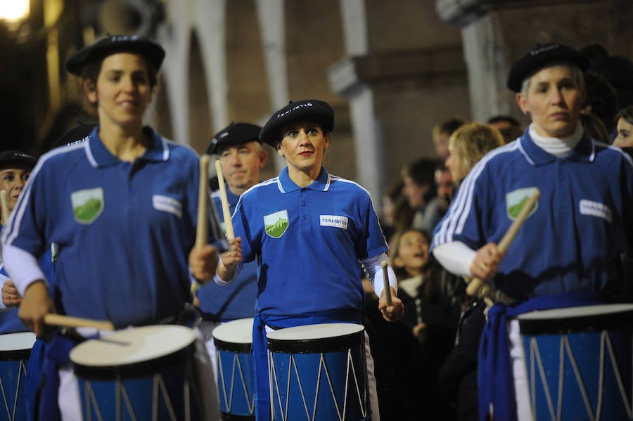 Azpeitia vuelve a unirse en la fiesta de San Sebastián donde los tambores suenan a un mismo tiempo y llenan de colorido la localidad.