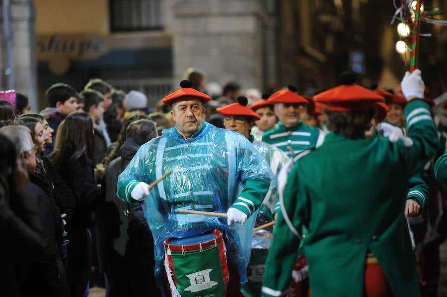 Azpeitia vuelve a unirse en la fiesta de San Sebastián donde los tambores suenan a un mismo tiempo y llenan de colorido la localidad.