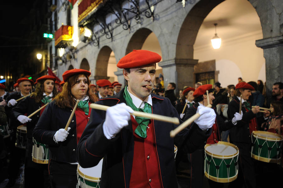 Azpeitia vuelve a unirse en la fiesta de San Sebastián donde los tambores suenan a un mismo tiempo y llenan de colorido la localidad.