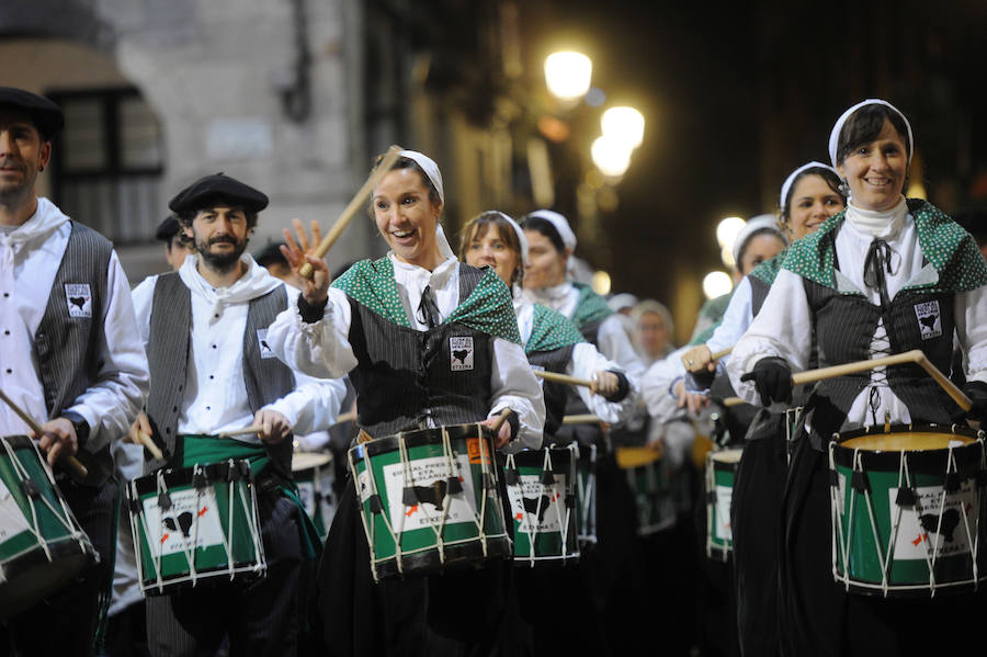 Azpeitia vuelve a unirse en la fiesta de San Sebastián donde los tambores suenan a un mismo tiempo y llenan de colorido la localidad.