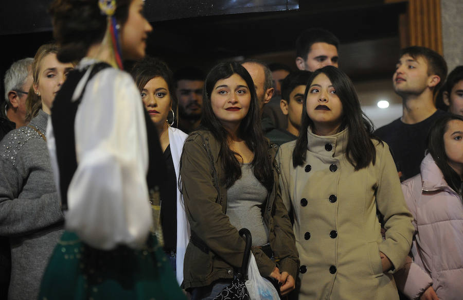 Azpeitia vuelve a unirse en la fiesta de San Sebastián donde los tambores suenan a un mismo tiempo y llenan de colorido la localidad.