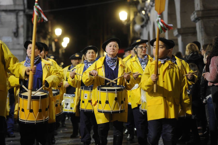 Azpeitia vuelve a unirse en la fiesta de San Sebastián donde los tambores suenan a un mismo tiempo y llenan de colorido la localidad.