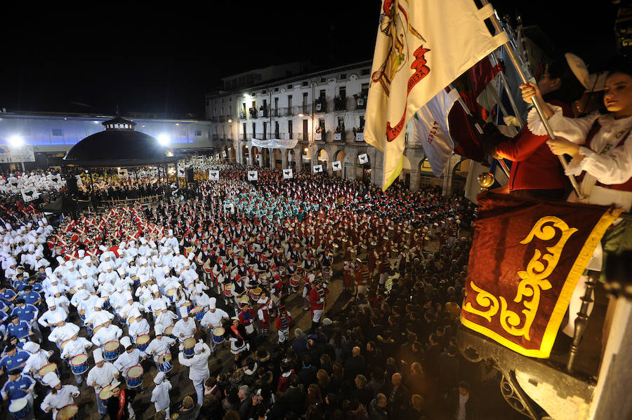 Azpeitia vuelve a unirse en la fiesta de San Sebastián donde los tambores suenan a un mismo tiempo y llenan de colorido la localidad.