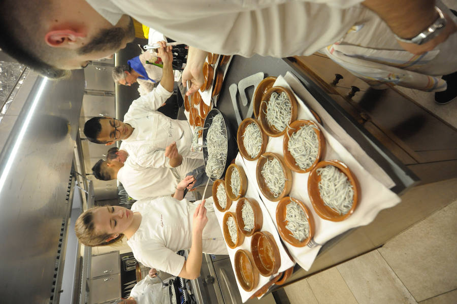 Un año más las sociedades de San Sebastián se han llenado de buen ambiente y mejor gastronomía en la víspera de su día grande y con un gran protagonista, Richard Oribe, Tambor de Oro 2018.