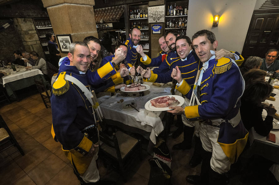 Un año más las sociedades de San Sebastián se han llenado de buen ambiente y mejor gastronomía en la víspera de su día grande y con un gran protagonista, Richard Oribe, Tambor de Oro 2018.