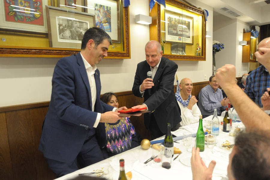 Un año más las sociedades de San Sebastián se han llenado de buen ambiente y mejor gastronomía en la víspera de su día grande y con un gran protagonista, Richard Oribe, Tambor de Oro 2018.