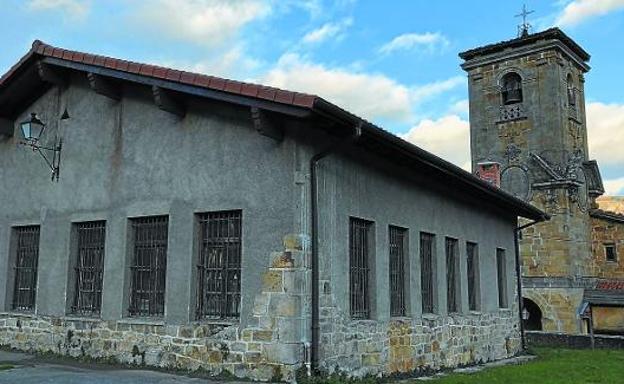 La antigua 'nesken eskola' está en el corazón de Araotz, junto a la parroquia y el frontón, y daría servicio a araoztarras y visitantes. 