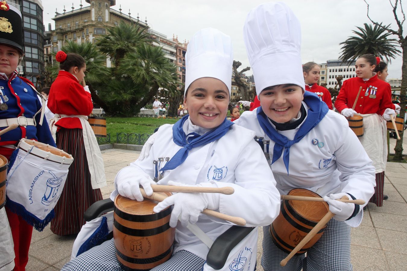 Casi 5.000 niños han desfilado por el centro de San Sebastián al son de la música de Sarriegui