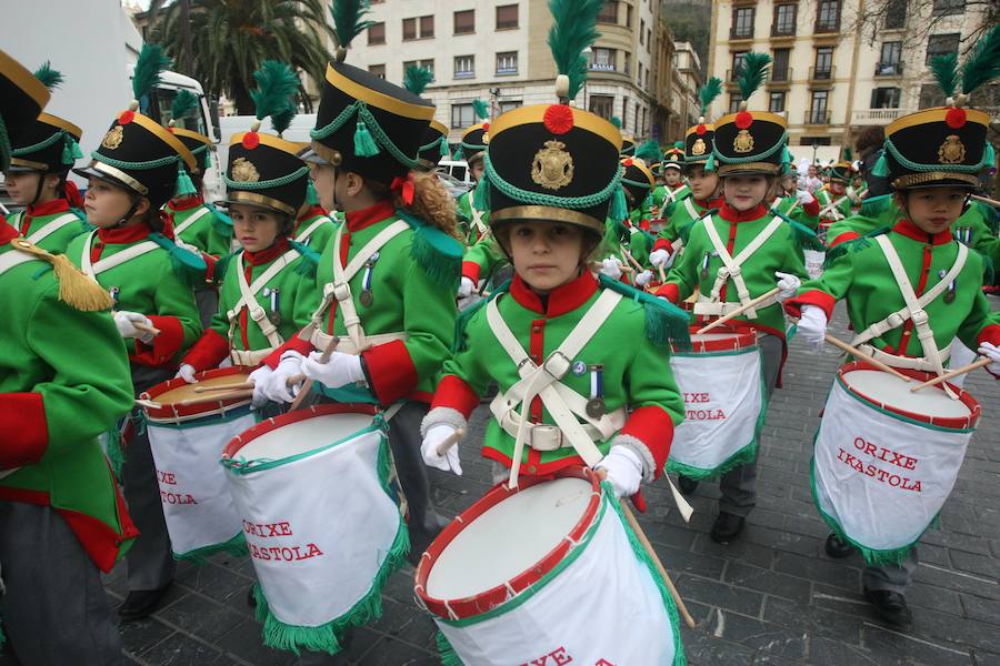 Casi 5.000 niños han desfilado por el centro de San Sebastián al son de la música de Sarriegui