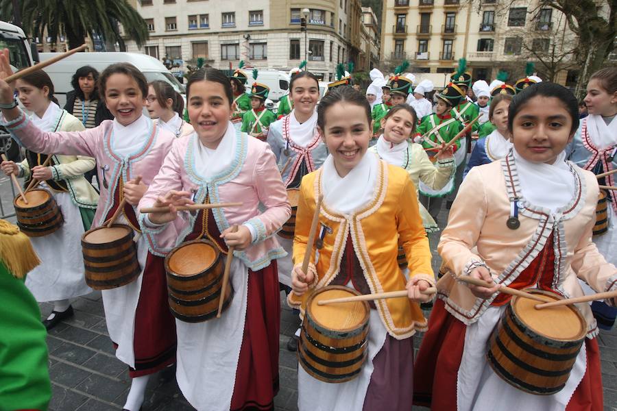 Casi 5.000 niños han desfilado por el centro de San Sebastián al son de la música de Sarriegui