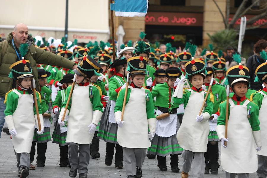 Casi 5.000 niños han desfilado por el centro de San Sebastián al son de la música de Sarriegui