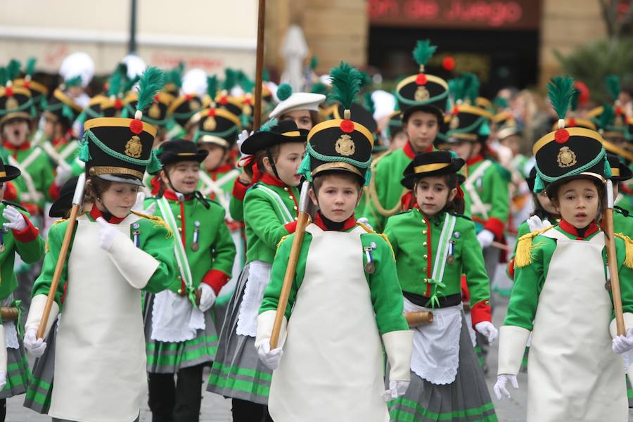 Casi 5.000 niños han desfilado por el centro de San Sebastián al son de la música de Sarriegui