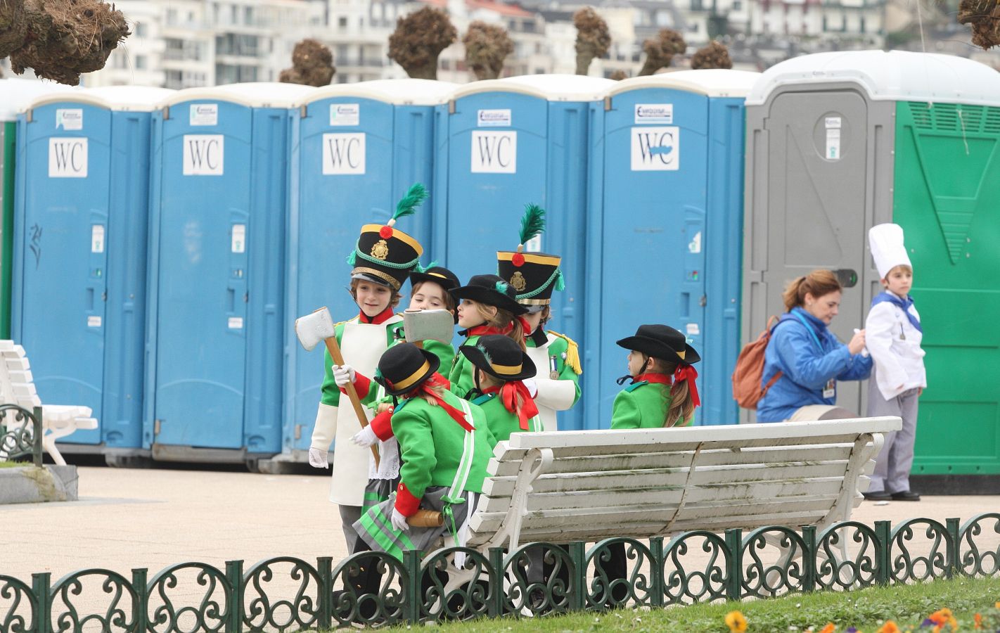 Casi 5.000 niños han desfilado por el centro de San Sebastián al son de la música de Sarriegui