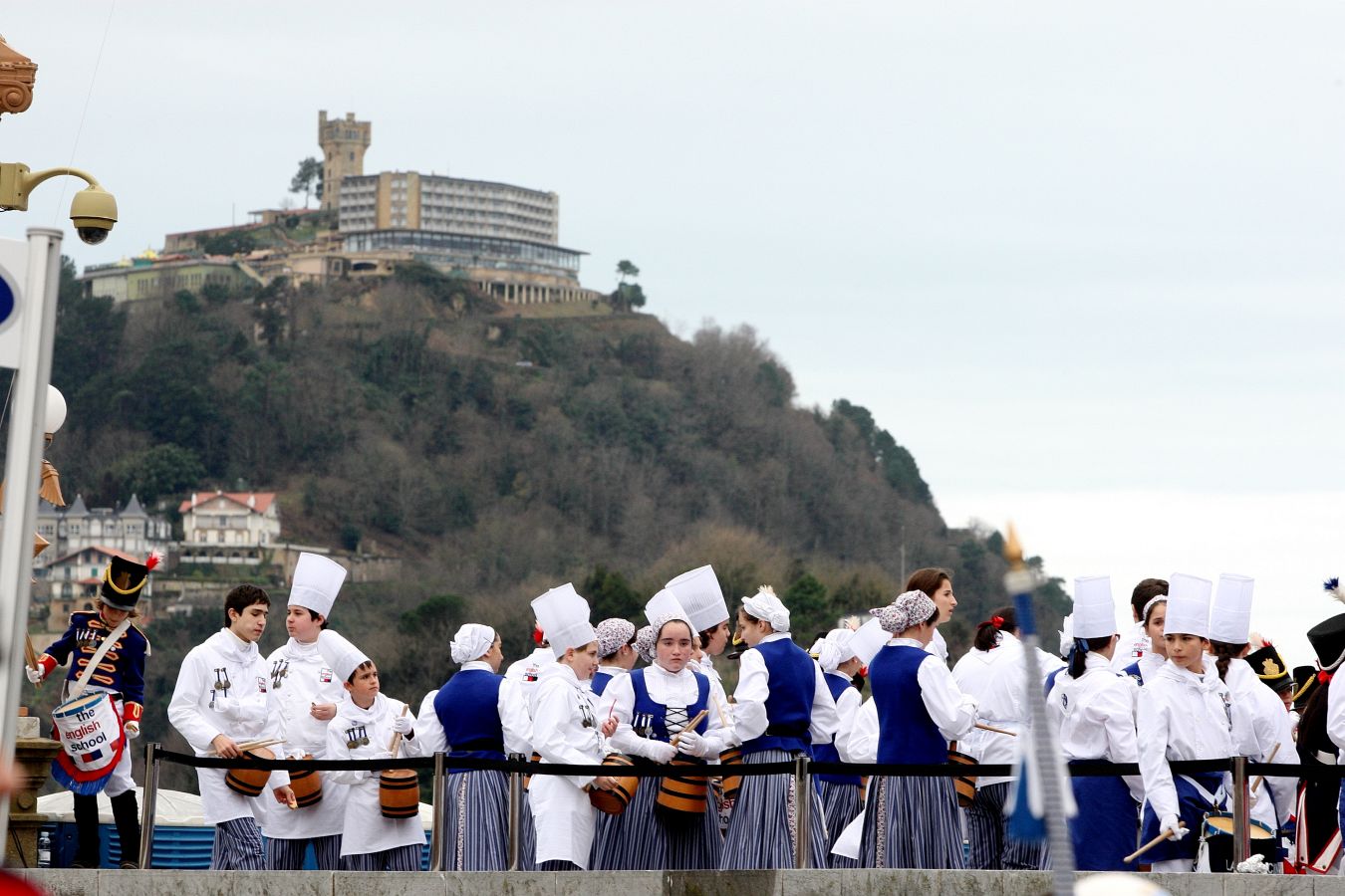 Casi 5.000 niños han desfilado por el centro de San Sebastián al son de la música de Sarriegui