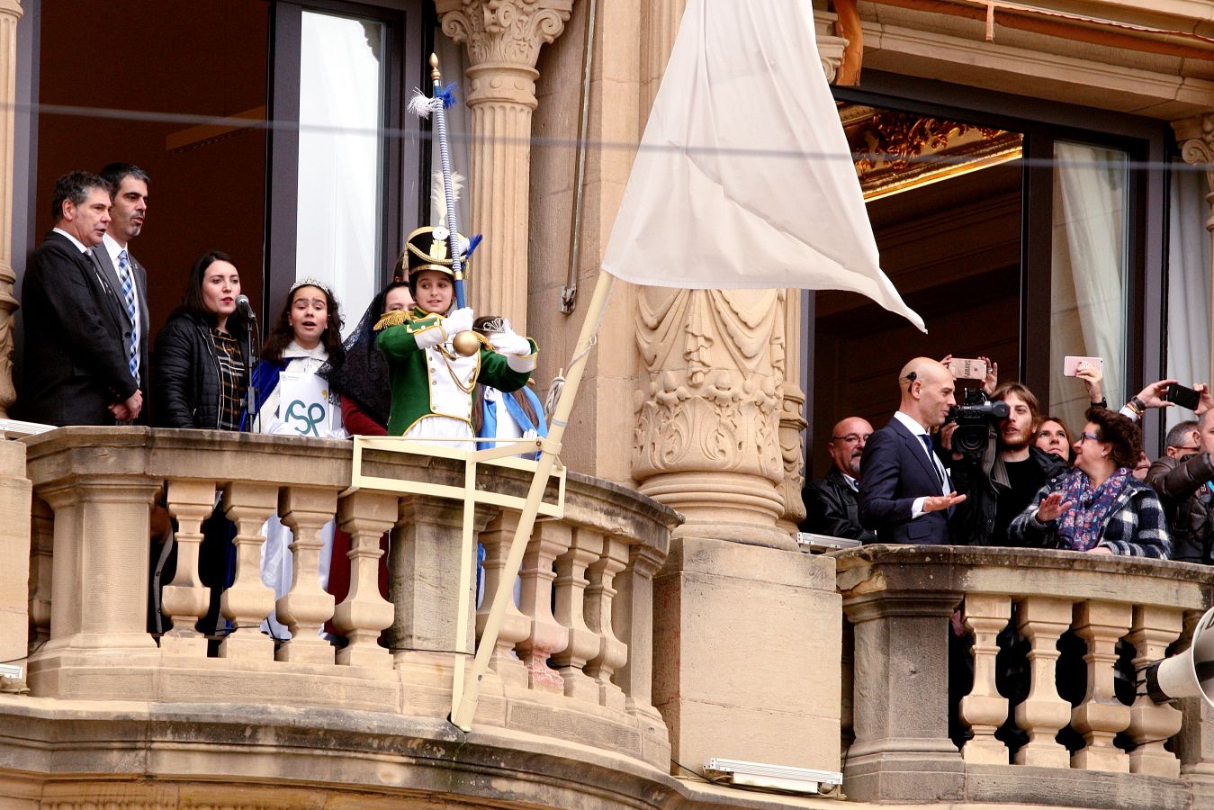 Casi 5.000 niños han desfilado por el centro de San Sebastián al son de la música de Sarriegui