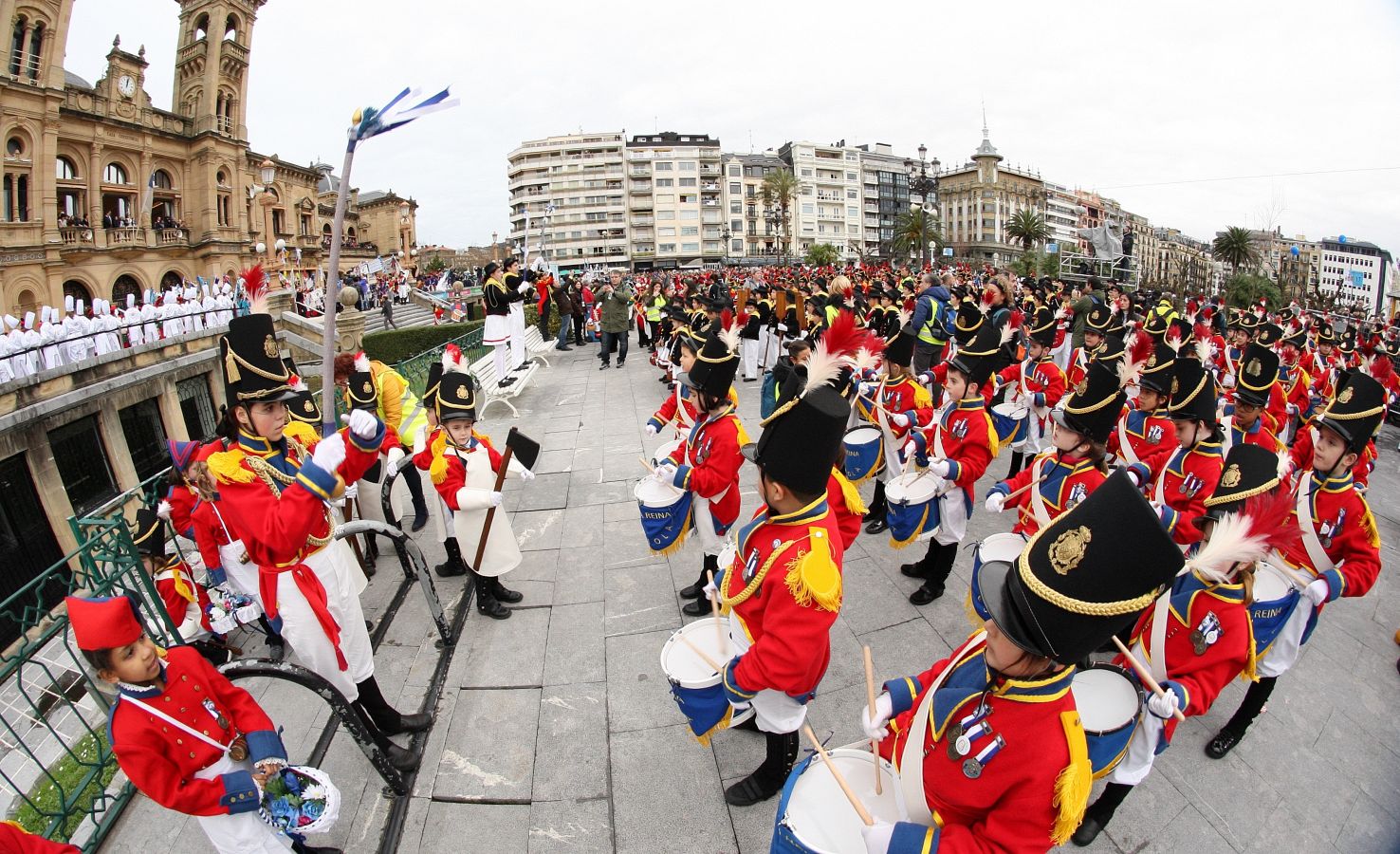 Casi 5.000 niños han desfilado por el centro de San Sebastián al son de la música de Sarriegui