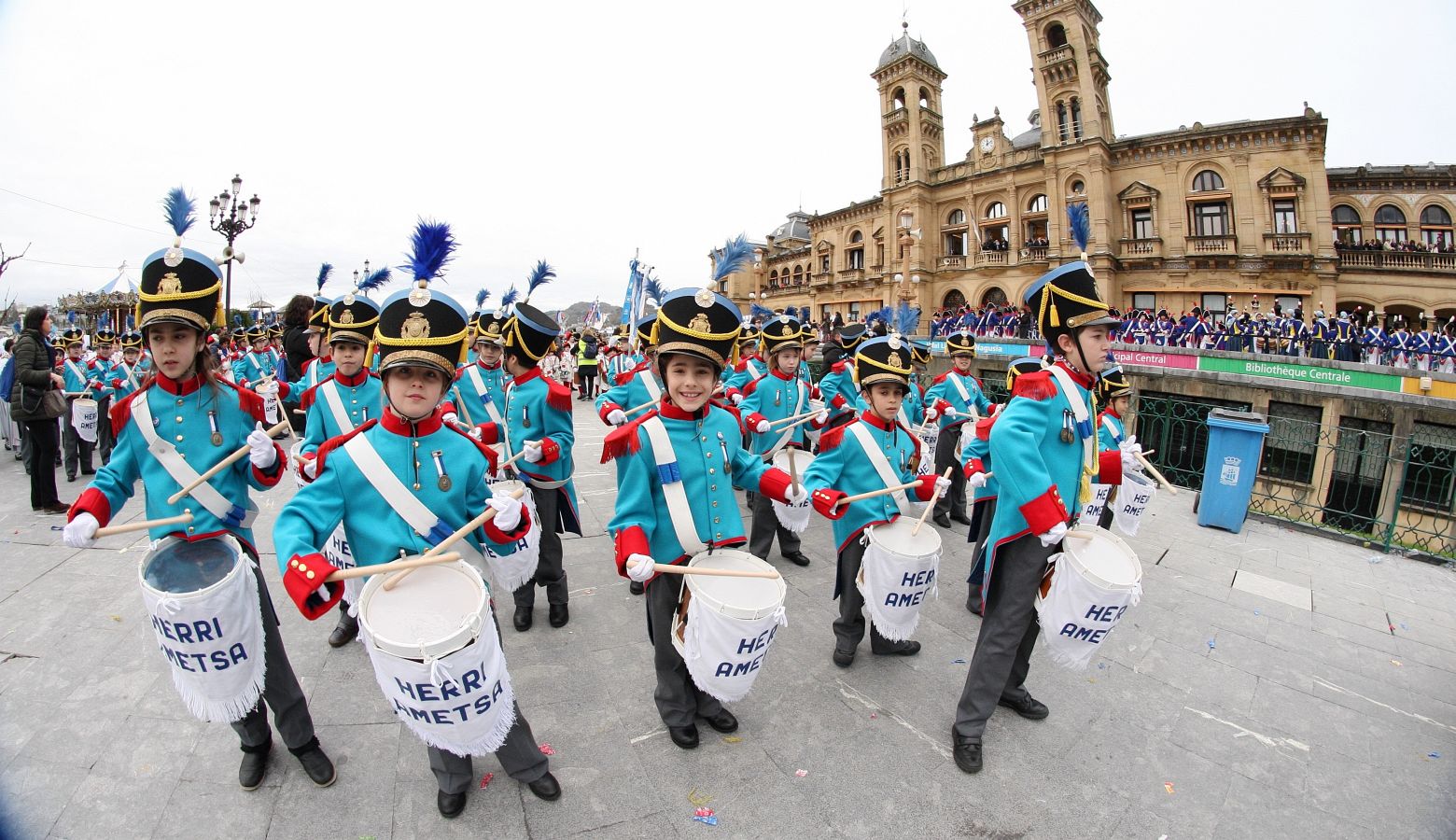 Casi 5.000 niños han desfilado por el centro de San Sebastián al son de la música de Sarriegui