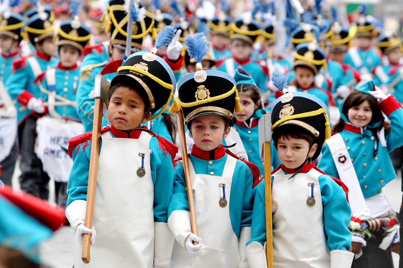 Casi 5.000 niños han desfilado por el centro de San Sebastián al son de la música de Sarriegui