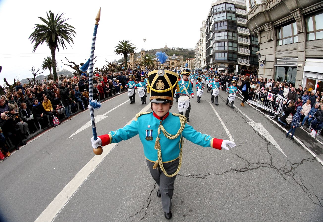 Casi 5.000 niños han desfilado por el centro de San Sebastián al son de la música de Sarriegui