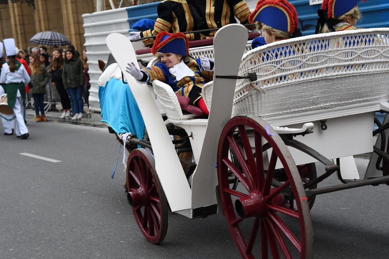 Casi 5.000 niños han desfilado por el centro de San Sebastián al son de la música de Sarriegui