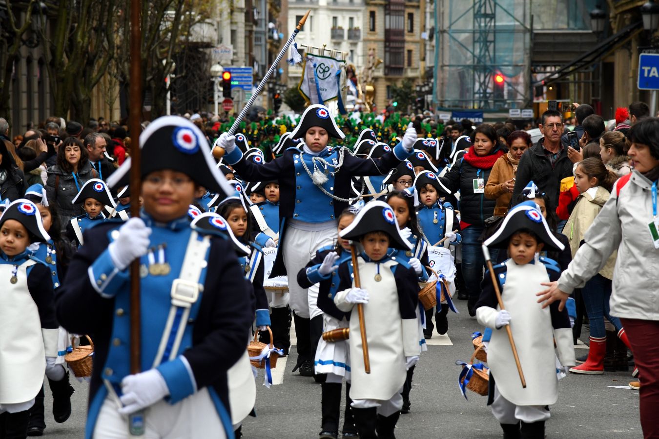 Casi 5.000 niños han desfilado por el centro de San Sebastián al son de la música de Sarriegui
