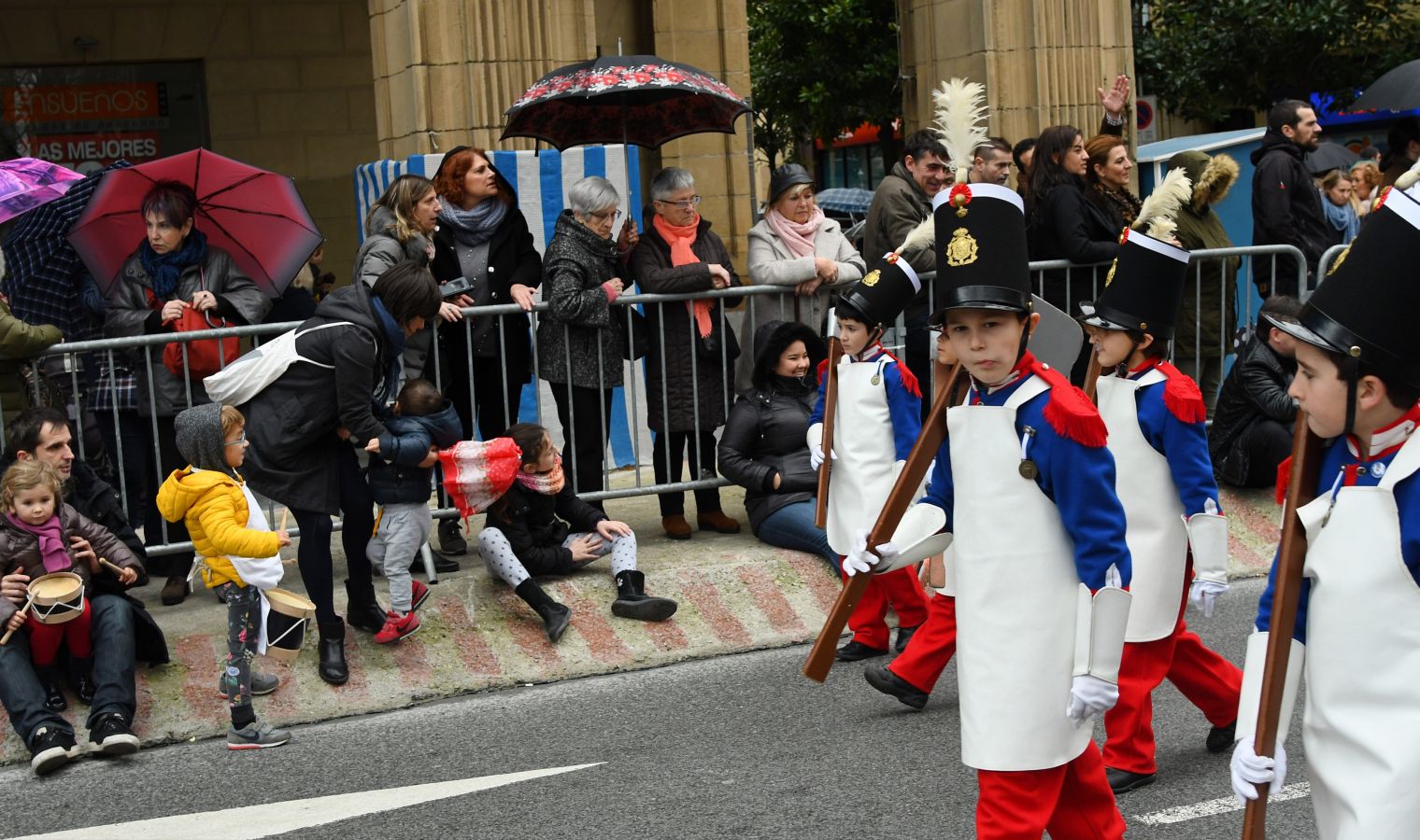 Casi 5.000 niños han desfilado por el centro de San Sebastián al son de la música de Sarriegui