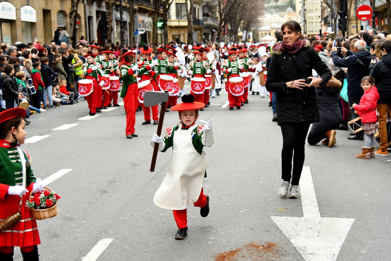 Casi 5.000 niños han desfilado por el centro de San Sebastián al son de la música de Sarriegui