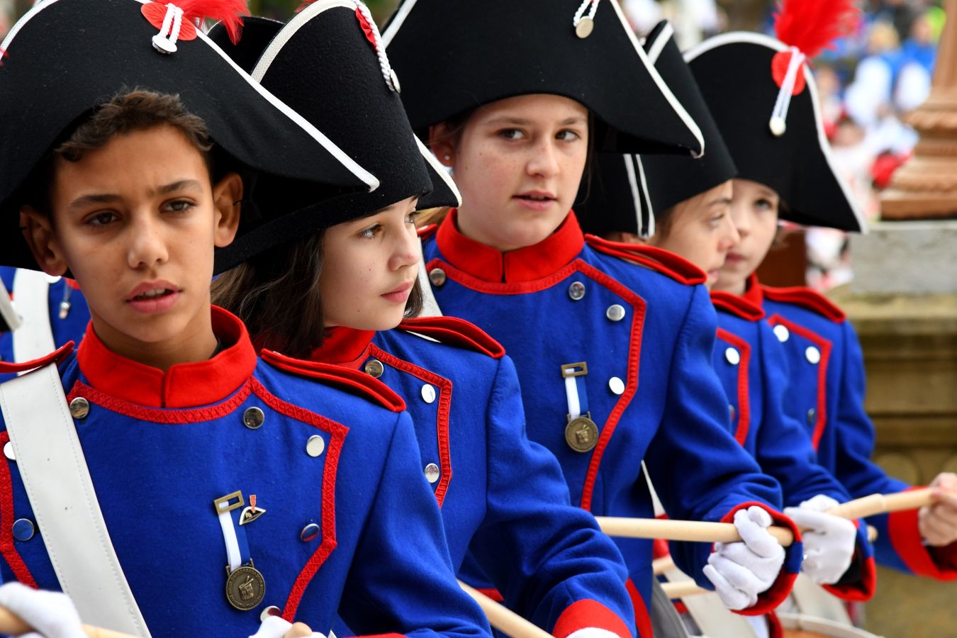 Casi 5.000 niños han desfilado por el centro de San Sebastián al son de la música de Sarriegui