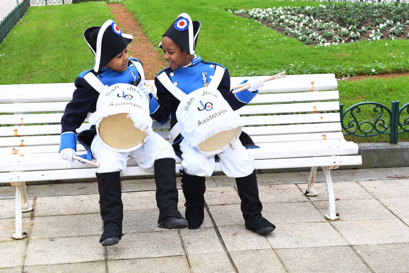 Casi 5.000 niños han desfilado por el centro de San Sebastián al son de la música de Sarriegui