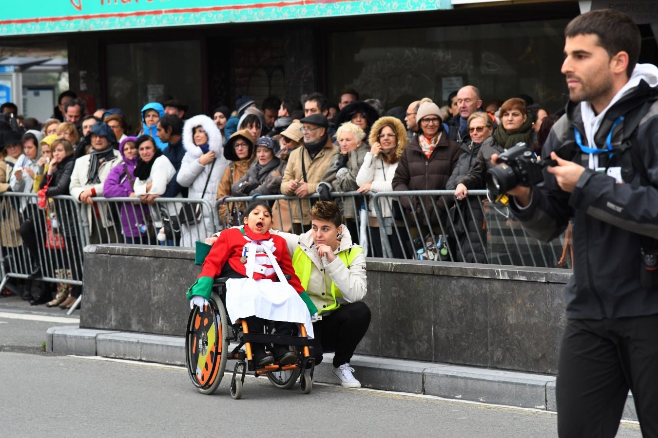 Casi 5.000 niños han desfilado por el centro de San Sebastián al son de la música de Sarriegui