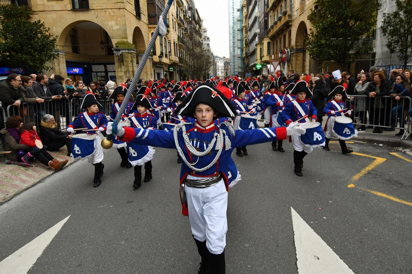Casi 5.000 niños han desfilado por el centro de San Sebastián al son de la música de Sarriegui