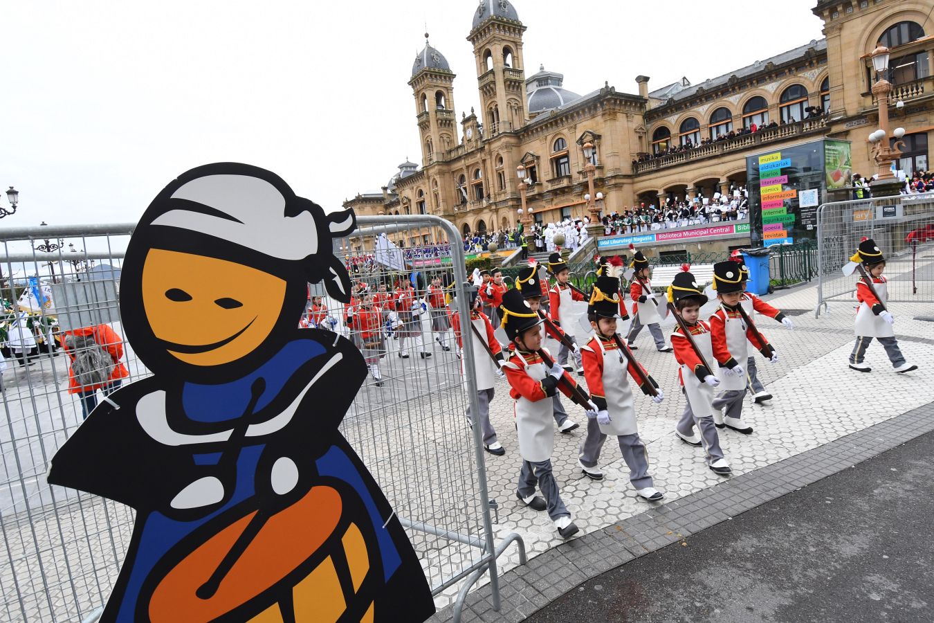 Casi 5.000 niños han desfilado por el centro de San Sebastián al son de la música de Sarriegui