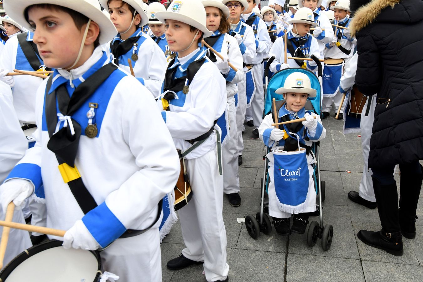 Casi 5.000 niños han desfilado por el centro de San Sebastián al son de la música de Sarriegui
