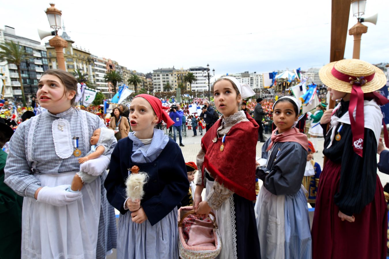 Casi 5.000 niños han desfilado por el centro de San Sebastián al son de la música de Sarriegui