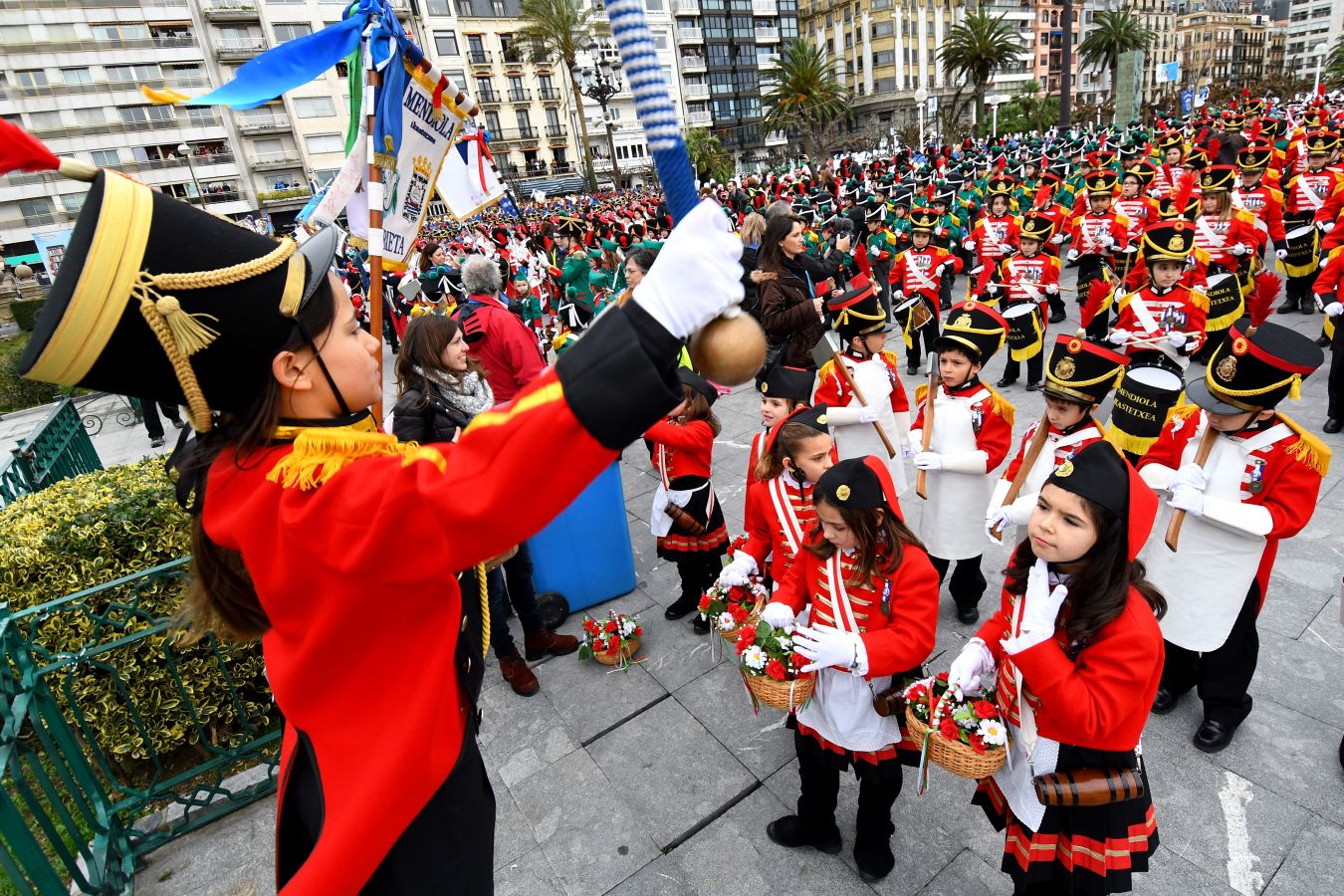 Casi 5.000 niños han desfilado por el centro de San Sebastián al son de la música de Sarriegui