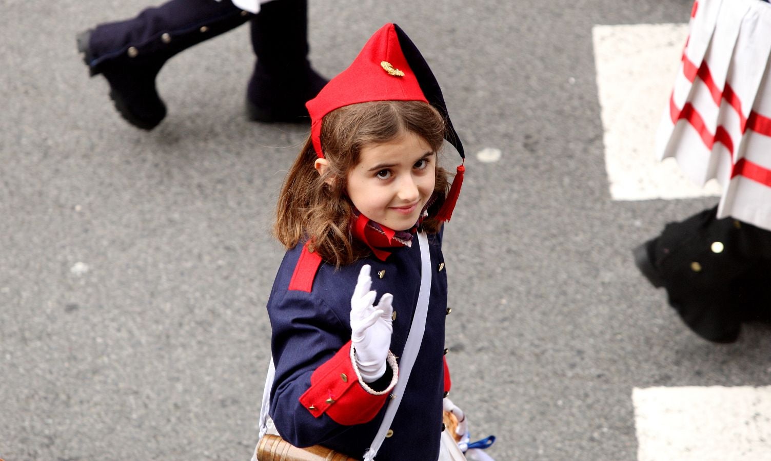 Casi 5.000 niños han desfilado por el centro de San Sebastián al son de la música de Sarriegui