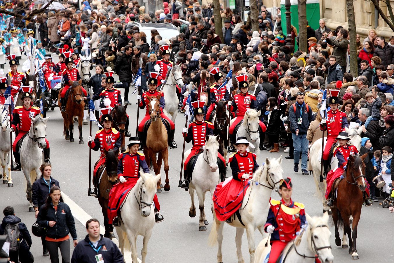 Casi 5.000 niños han desfilado por el centro de San Sebastián al son de la música de Sarriegui