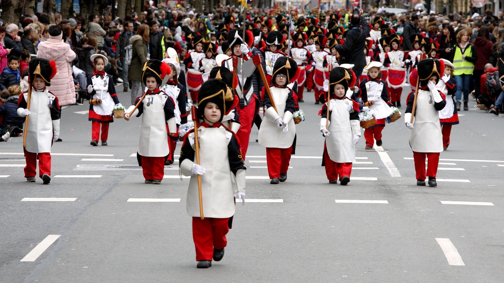 Casi 5.000 niños han desfilado por el centro de San Sebastián al son de la música de Sarriegui